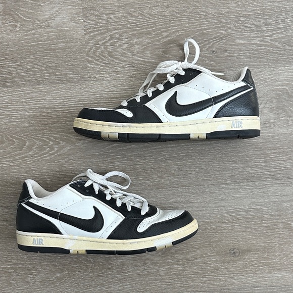 Nike Black and White Low-Top Sneakers - Picture 1 of 9